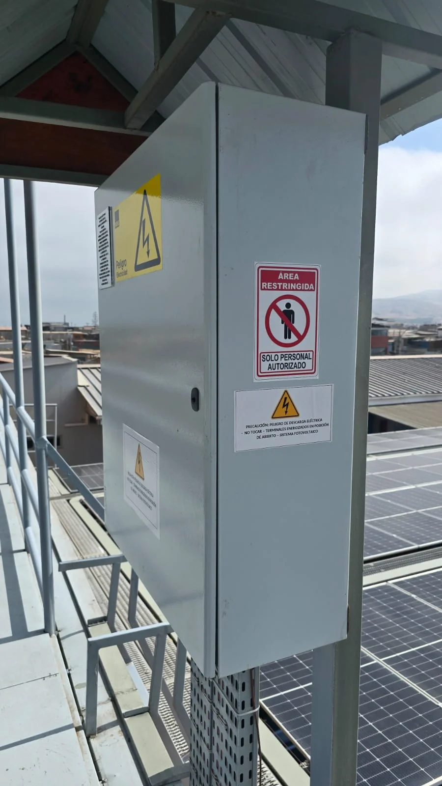 Tablero eléctrico integrado a una instalación fotovoltaica.